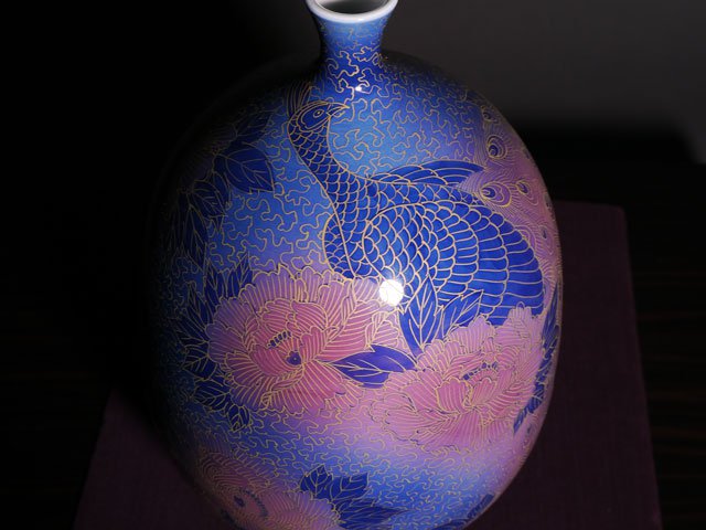 有田焼】飾り花瓶 染錦金彩孔雀牡丹図 - JTOPIA