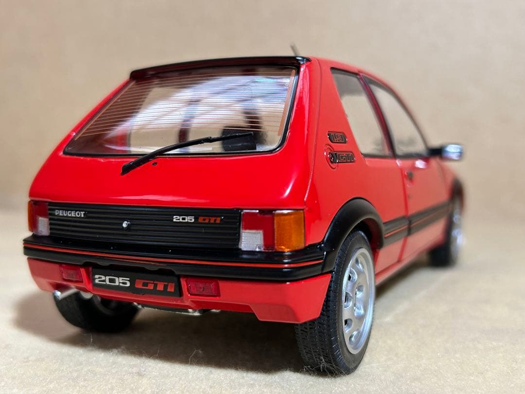 【希少】1/18 プジョー 205（小さな訳あり）