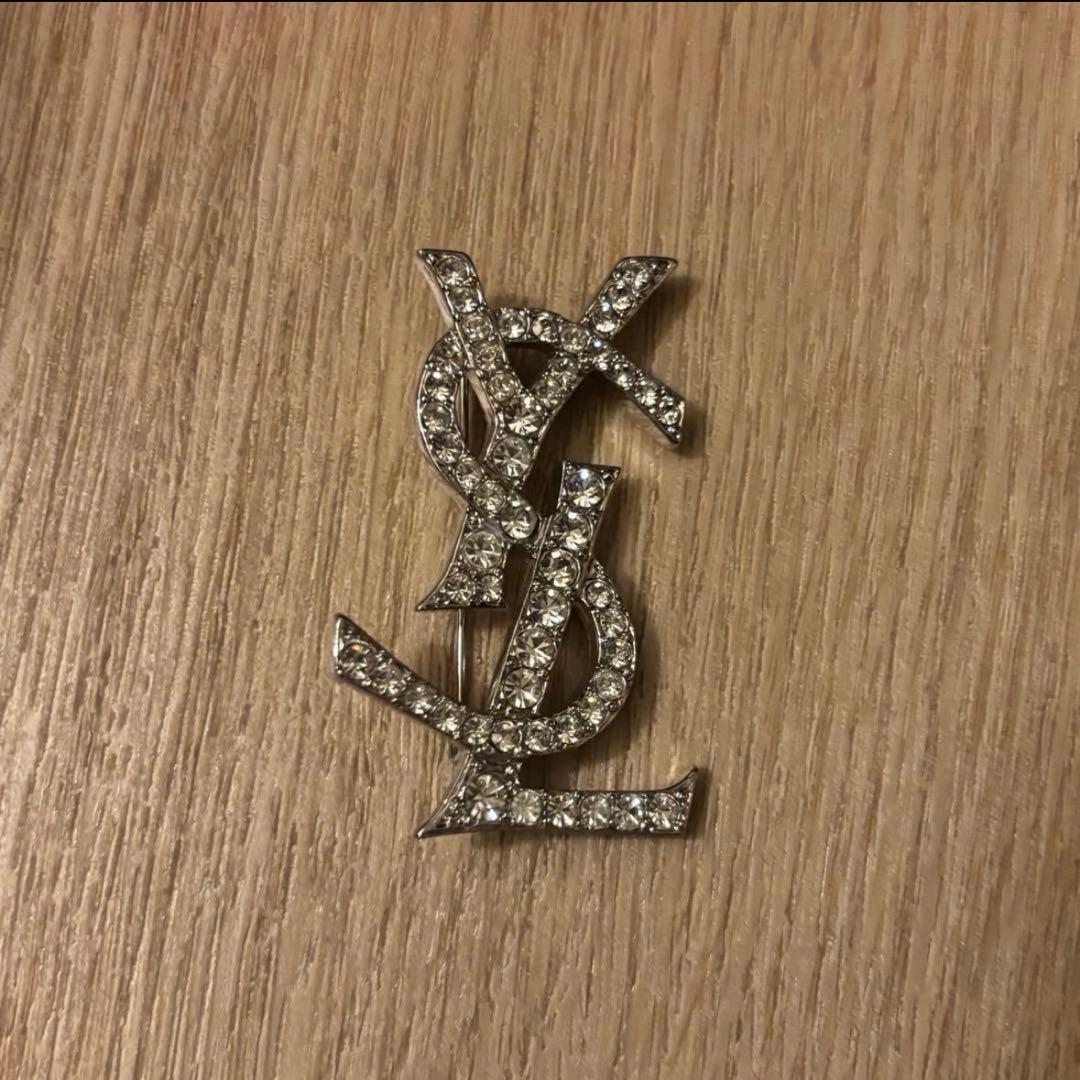 【未使用】YSL ロゴ ブローチ シルバー クリスタル Yves Saint Laurent - 美品 イヴ サンローラン シルバー ブローチ YSL